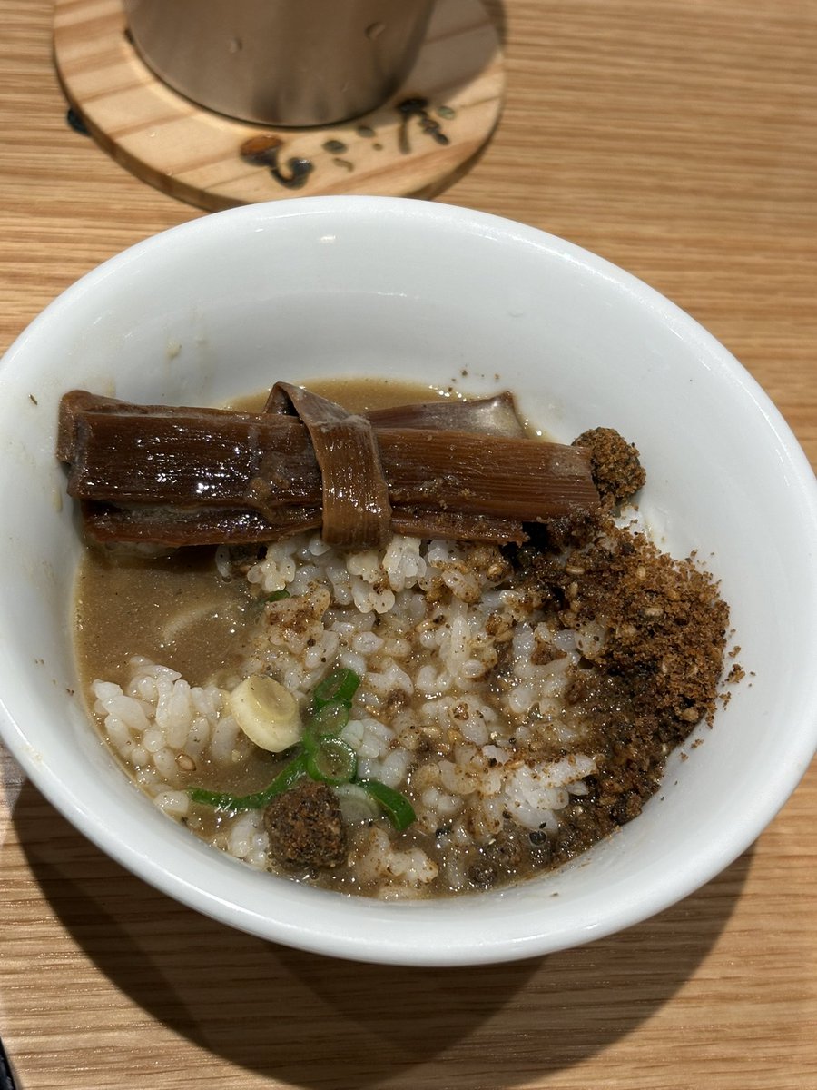 pyama62's tweet photo. 会社帰りに東京ラーメンストリートへ
津軽煮干ひらこ屋さんで晩御飯

・こいくち煮干+完熟照り煮玉子、ニボ出汁メンマ
・生煮干ふりかけごはん

今日はこいくちとメンマを欲していたジジイ

途中でラーメンダレとBPで味変

うまい！

そしてお約束の🍚スープイン

最後までうまい！

ご馳走様でしたー https://t.co/VxtHv0ORpN