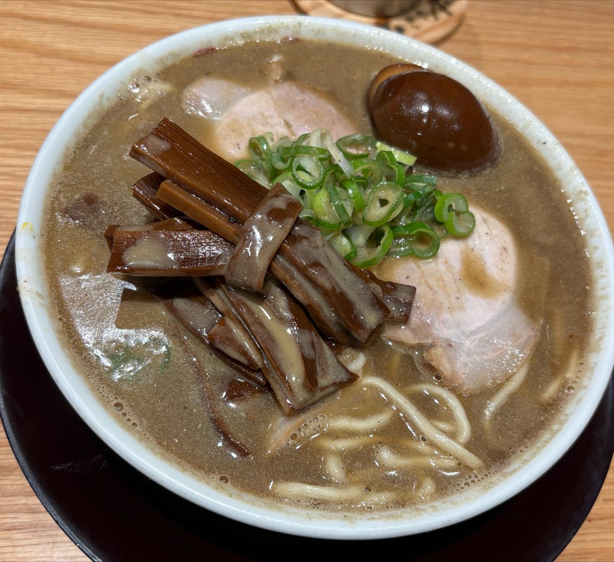 pyama62's tweet photo. 会社帰りに東京ラーメンストリートへ
津軽煮干ひらこ屋さんで晩御飯

・こいくち煮干+完熟照り煮玉子、ニボ出汁メンマ
・生煮干ふりかけごはん

今日はこいくちとメンマを欲していたジジイ

途中でラーメンダレとBPで味変

うまい！

そしてお約束の🍚スープイン

最後までうまい！

ご馳走様でしたー https://t.co/VxtHv0ORpN