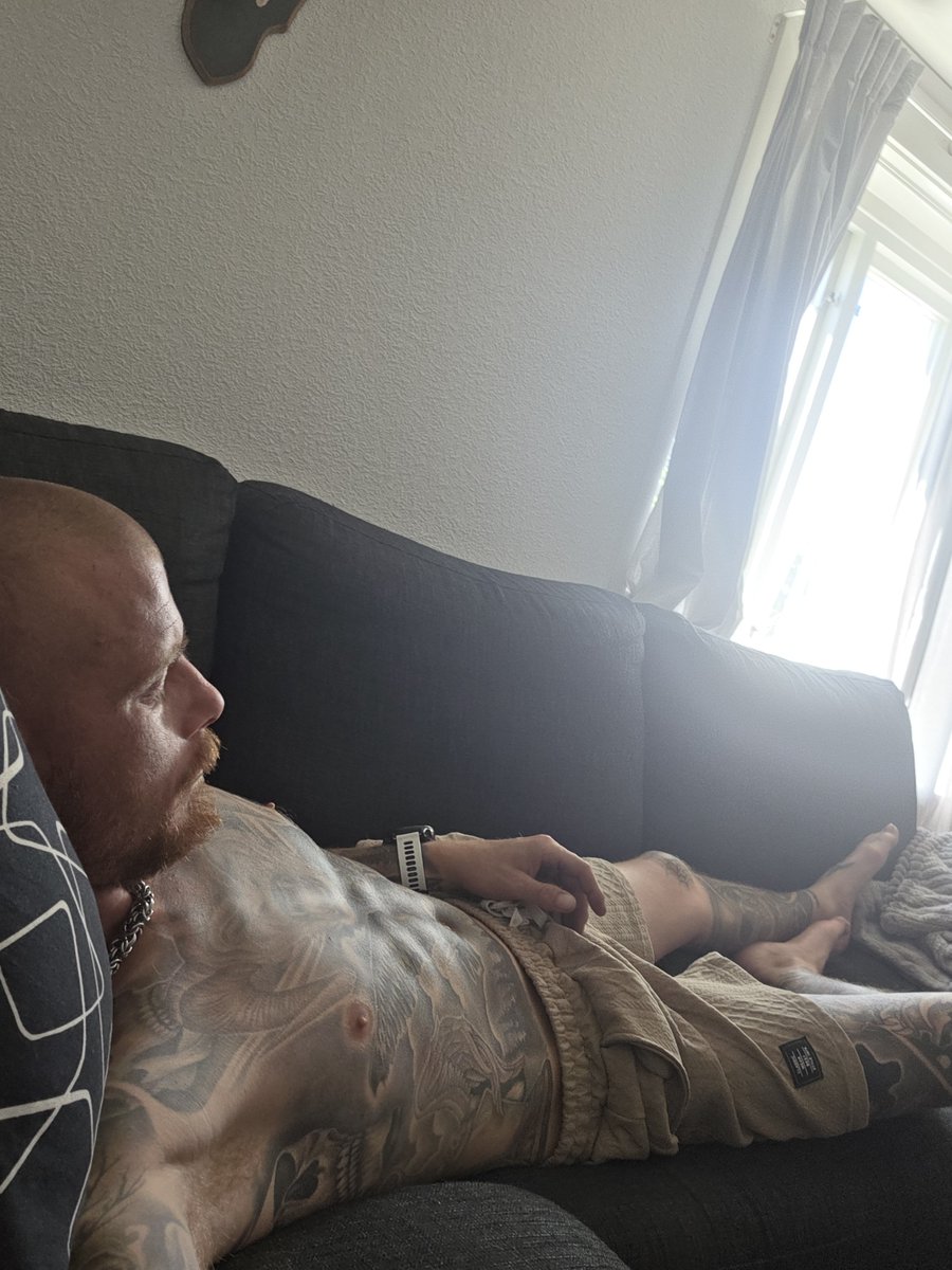 Jansson199210's tweet photo. Heöt underbart att slita av sig kläderna och bara ta på sig ett par shorts lägga sig i soffan 😎 https://t.co/qM8VyV2Pbv