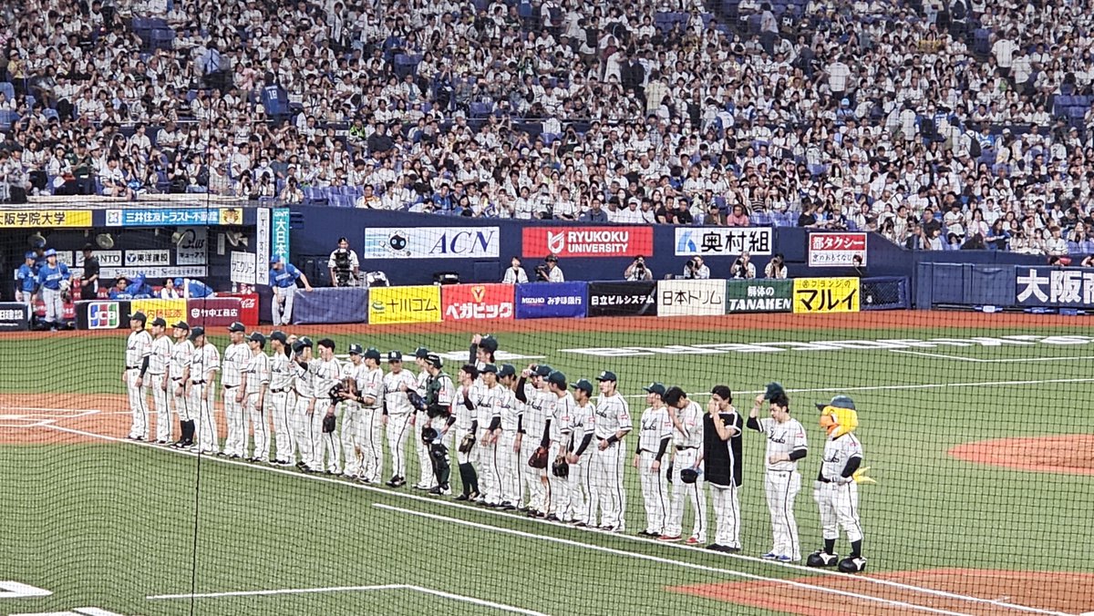KING_Qupon's tweet photo. 今日は京セラドームでソフトバンク対日ハムの南海ホークス復刻ナイター♪
京セラドーム近辺出身の山本祐大がヒーローインタビューしてるの熱かった(*^^*) https://t.co/rwFxqxfAaT