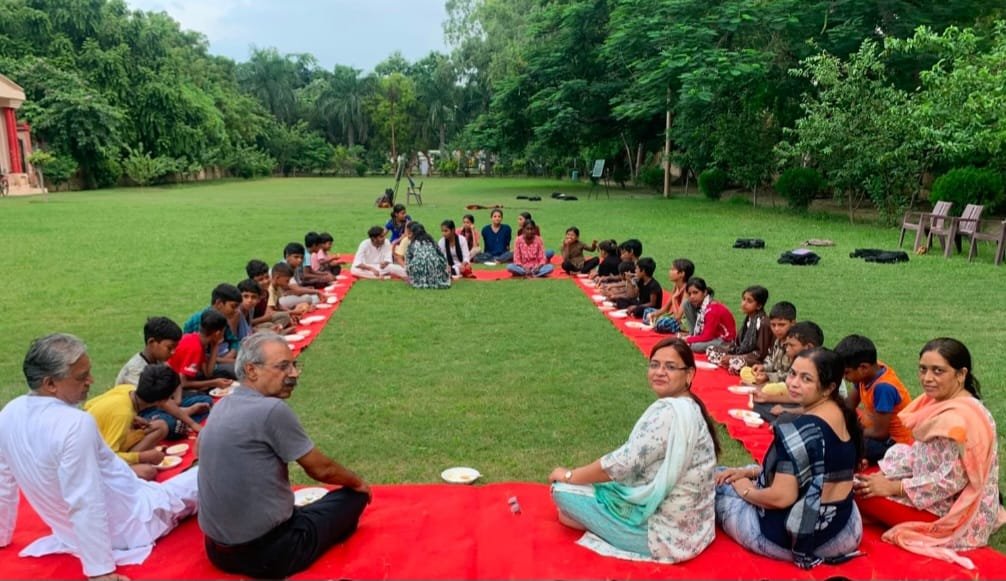 Ccsumeerut's tweet photo. "आनंदी माँ–एक जीवन बचाओ अभियान" के अंतर्गत @Ccsumeerut के स्ट्रीट गुरुकुल में आयोजित सहभोज कार्यक्रम में बच्चों को स्वच्छता, संतुलित आहार, हाथों की सफाई, खाद्य अपव्यय रोकने एवं अन्न के सम्मान का संदेश दिया गया तथा सभी ने भोजन की बर्बादी न करने का संकल्प लिया।🌾
#HealthAwareness https://t.co/G6tGiuRs31