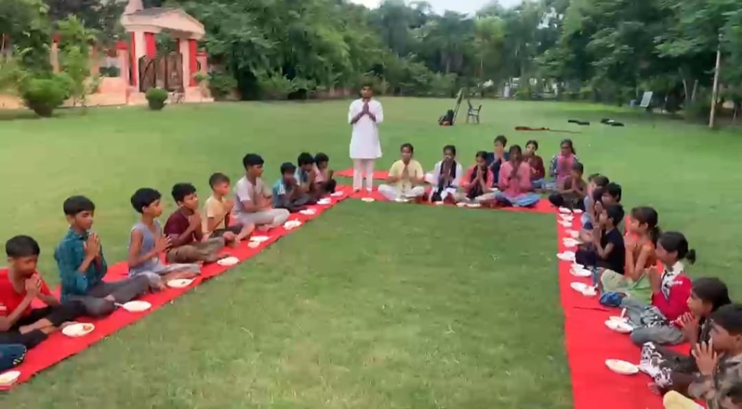 Ccsumeerut's tweet photo. "आनंदी माँ–एक जीवन बचाओ अभियान" के अंतर्गत @Ccsumeerut के स्ट्रीट गुरुकुल में आयोजित सहभोज कार्यक्रम में बच्चों को स्वच्छता, संतुलित आहार, हाथों की सफाई, खाद्य अपव्यय रोकने एवं अन्न के सम्मान का संदेश दिया गया तथा सभी ने भोजन की बर्बादी न करने का संकल्प लिया।🌾
#HealthAwareness https://t.co/G6tGiuRs31