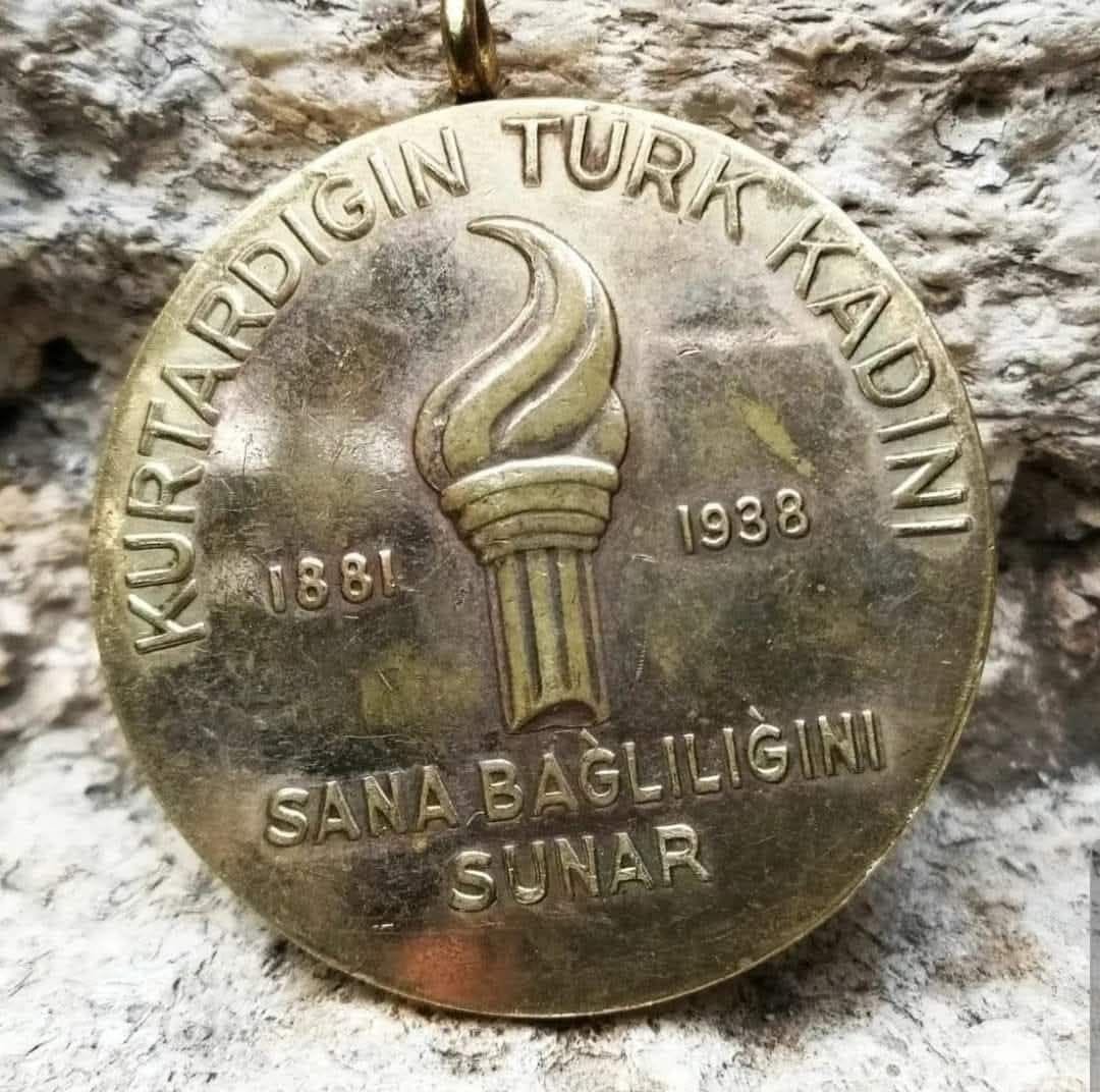 Bandral11's tweet photo. Bu madalyon 1938'de ATA'nın onuruna yapılmıştır:
Kurtardığın Türk kadını; SANA bağlılığını sunar... https://t.co/VgZZbghnuk