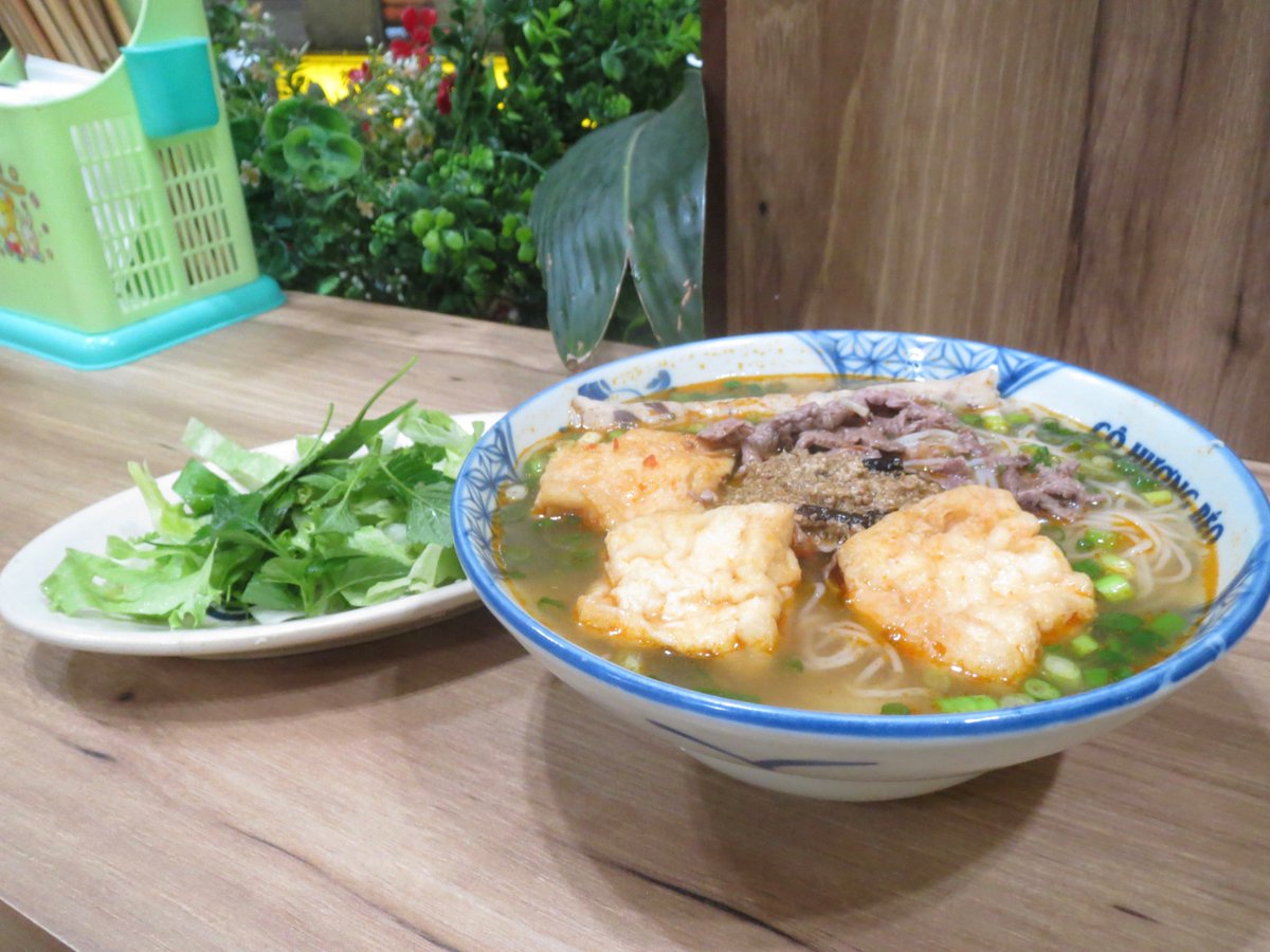 yr00mt's tweet photo. ベトナムの麺料理、ブンリュウを食べた。
トマトと蟹味噌ベースのスープが美味しい。 https://t.co/0PrK5xki7S