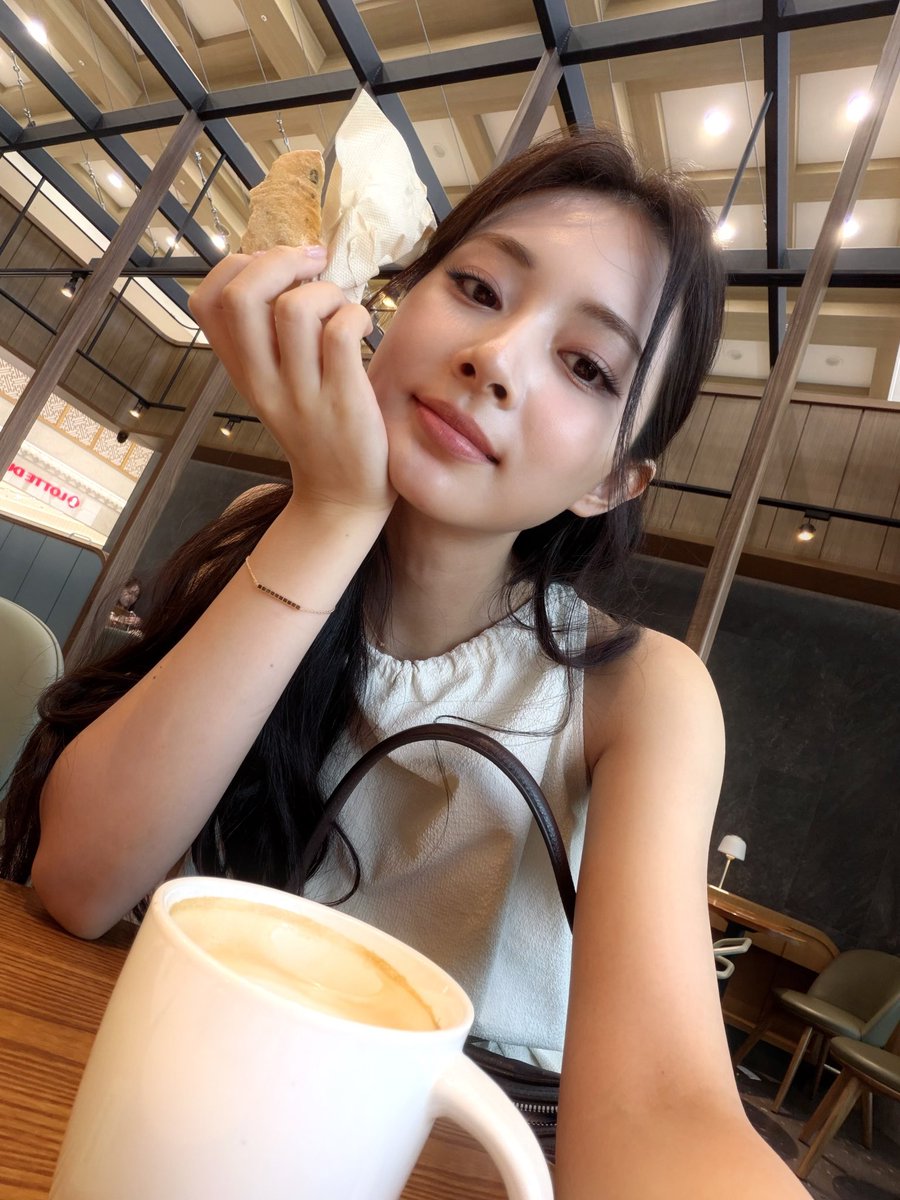 9wiceupdates's tweet photo. [TY💙] 260804 9:12pm KST

“It’s been a while since I had this • • •”
“I moved recently~ There was so much to do”
“I moved to Seoul”
“I wonder if I’ll have any neighbors who I can be friends with here”
“Seoul -> Seoul” https://t.co/cw9vrECa3F