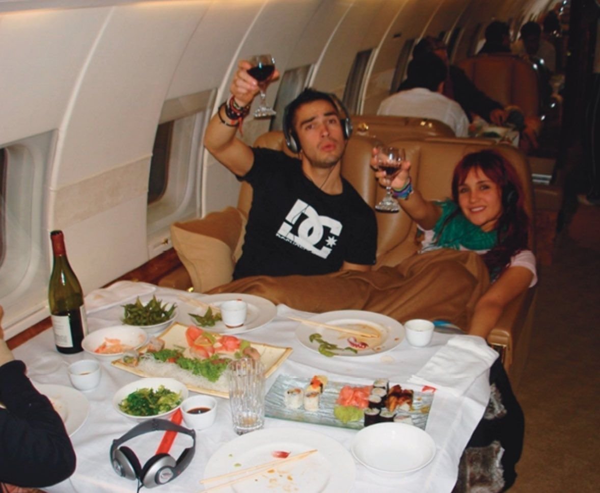 tudobr2000's tweet photo. tópico rbd no avião https://t.co/0Crx9vyEFm
