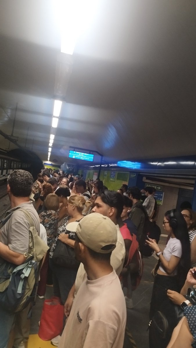 Pamy2210's tweet photo. @metro_madrid Os reís de la ciudadanía todos los días. Y ahora a coger un tren atestado, como borregos. Es una vergüenza. https://t.co/sPdEpWtgS8