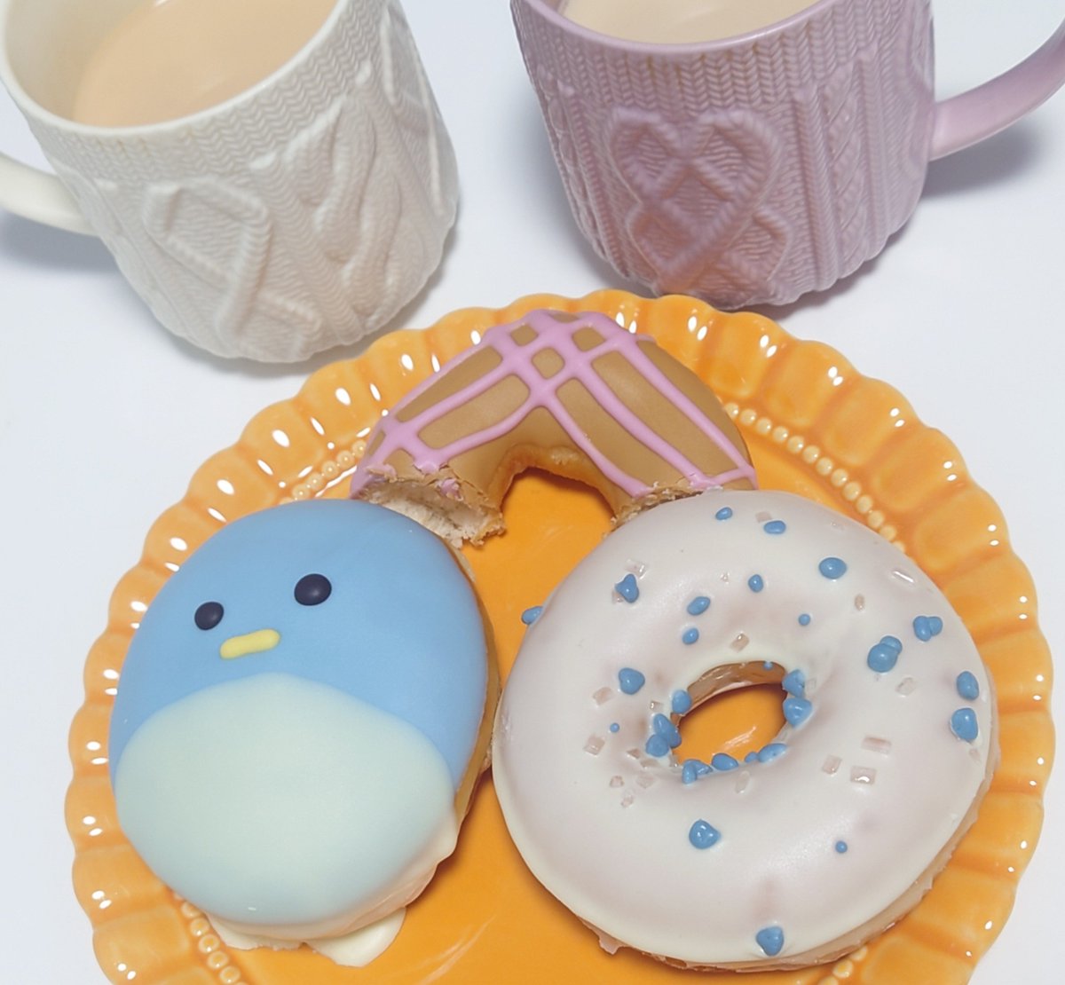 pan2pandachan's tweet photo. たくとさんがかわいいクリスピークリームドーナツ買ってきてくれたよ🐧🏔️
青いやつ食べたらパチパチして面白かった！ https://t.co/UV1RIkAHXR
