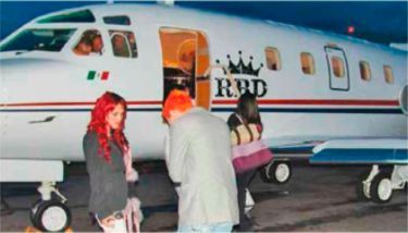 tudobr2000's tweet photo. tópico rbd no avião https://t.co/0Crx9vyEFm
