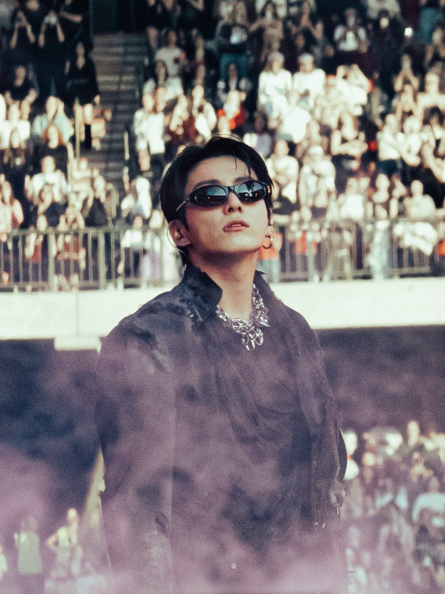 dailyjkpraise's tweet photo. Jungkook arirang world tour in europe  — by elena ferranini 📸♡

(1/5) https://t.co/ezYdFygeMa