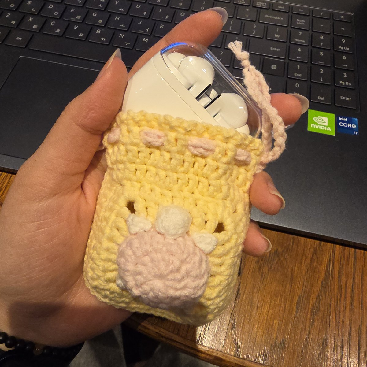 crochetneedle_'s tweet photo. 생존신고합니다!!!
5월 초에 만들었던 걸 이제야 올리네용...
커플 에어팟, 버��� 케이스 만들어서 들고 다니다가 다 해져서 사진으로만 간직하고 있어요...ㅎㅎㅠ https://t.co/Ee9c9QH8ju