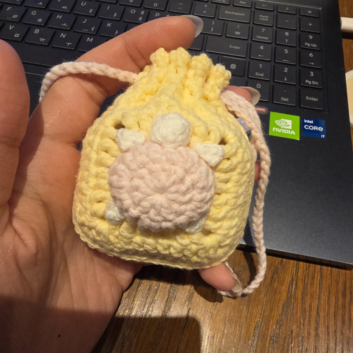 crochetneedle_'s tweet photo. 생존신고합니다!!!
5월 초에 만들었던 걸 이제야 올리네용...
커플 에어팟, 버��� 케이스 만들어서 들고 다니다가 다 해져서 사진으로만 간직하고 있어요...ㅎㅎㅠ https://t.co/Ee9c9QH8ju