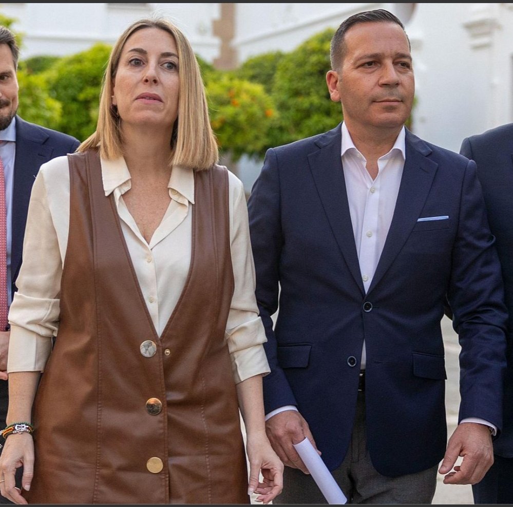 FonsiLoaiza's tweet photo. Hoy, María Guardiola y Óscar Fernández de PP y VOX han aprobado la asignatura 'Extremestiza' sobre las bondades de la Conquista de América en institutos. Lo han hecho a espaldas de toda la comunidad escolar y con el rechazo de consejos escolares y asociaciones de madres y padres. https://t.co/mwq8P6e8qO
