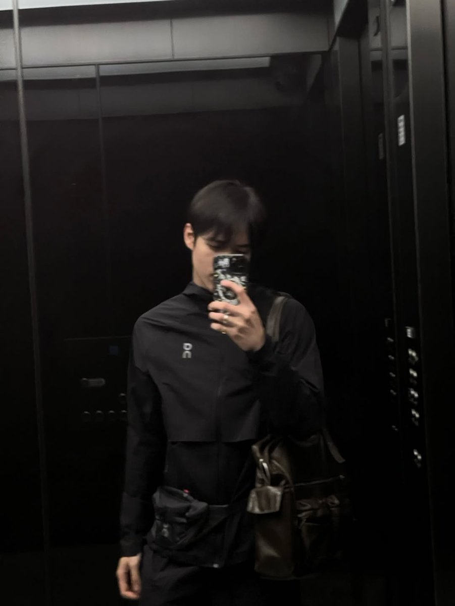 deedeegee_'s tweet photo. Mirror selfie after running ✌🏼

#poon_mit12 
#MIT
#poonmit_id 
#PoonSelcaDay https://t.co/JMTcDygly5