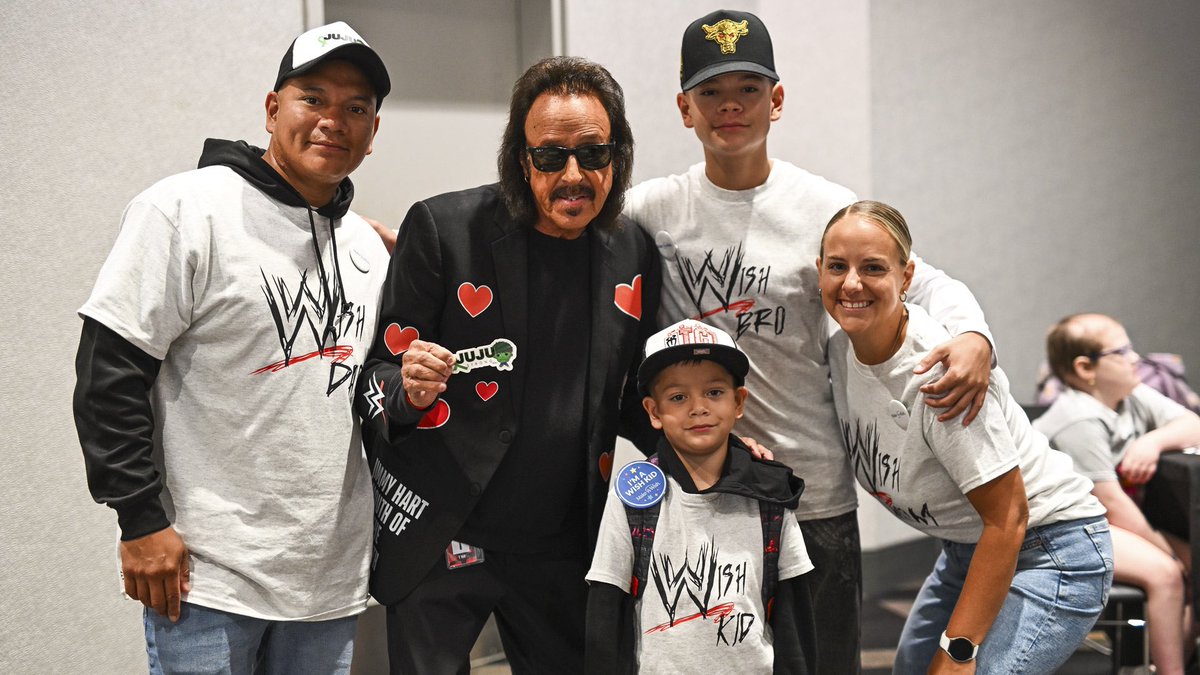 mallofamerica's tweet photo. Dreams came true at Mall of America. 💙✨

We were honored to welcome @MakeAWish kids for a special day with @WWE Superstars and legends, creating memories they'll never forget! https://t.co/HWPYQFYwi2