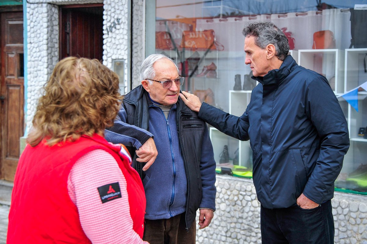 gkatopodis's tweet photo. Hablar de obra pública en la Argentina hoy es una excepción. Esa excepción ocurre en toda la provincia de Buenos Aires.

Estuve en #Magdalena, recorriendo junto a @lihourcade la renovación de la calle Brenan, una obra que pone en valor el centro comercial en un momento en que los comercios de barrio la vienen pasando muy mal.

Los proyectos que estamos llevando adelante generan empleo para los vecinos y vecinas, para las cooperativas y las empresas que hacen posible cada una de estas obras.