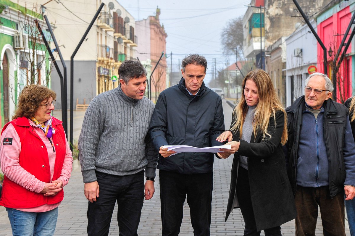 gkatopodis's tweet photo. Hablar de obra pública en la Argentina hoy es una excepción. Esa excepción ocurre en toda la provincia de Buenos Aires.

Estuve en #Magdalena, recorriendo junto a @lihourcade la renovación de la calle Brenan, una obra que pone en valor el centro comercial en un momento en que los comercios de barrio la vienen pasando muy mal.

Los proyectos que estamos llevando adelante generan empleo para los vecinos y vecinas, para las cooperativas y las empresas que hacen posible cada una de estas obras.