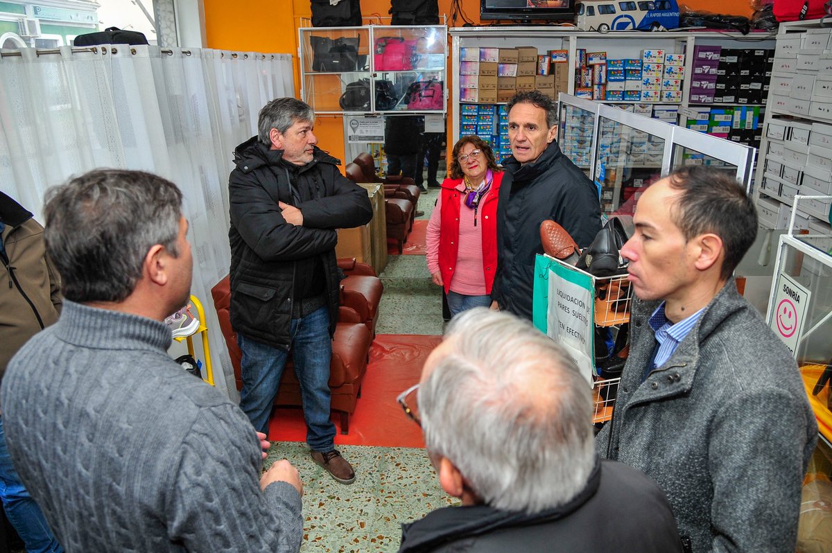 gkatopodis's tweet photo. Hablar de obra pública en la Argentina hoy es una excepción. Esa excepción ocurre en toda la provincia de Buenos Aires.

Estuve en #Magdalena, recorriendo junto a @lihourcade la renovación de la calle Brenan, una obra que pone en valor el centro comercial en un momento en que los comercios de barrio la vienen pasando muy mal.

Los proyectos que estamos llevando adelante generan empleo para los vecinos y vecinas, para las cooperativas y las empresas que hacen posible cada una de estas obras.