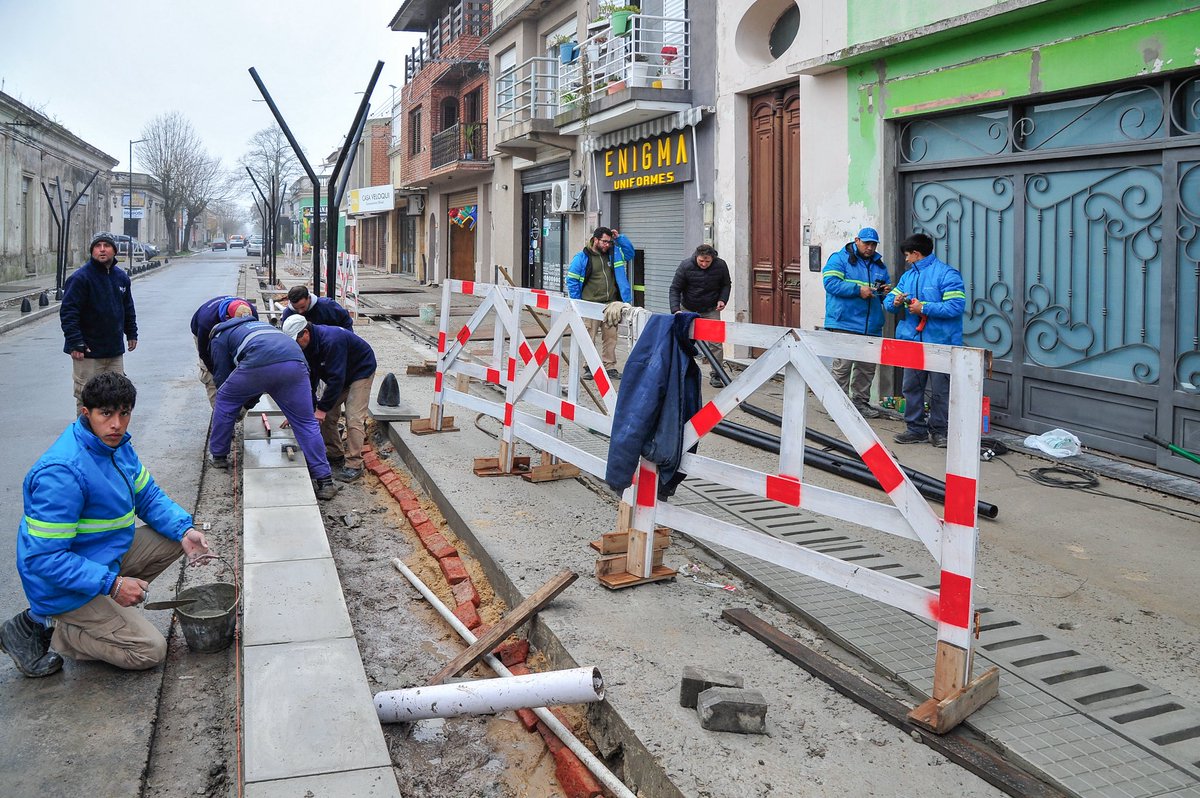 gkatopodis's tweet photo. Hablar de obra pública en la Argentina hoy es una excepción. Esa excepción ocurre en toda la provincia de Buenos Aires.

Estuve en #Magdalena, recorriendo junto a @lihourcade la renovación de la calle Brenan, una obra que pone en valor el centro comercial en un momento en que los comercios de barrio la vienen pasando muy mal.

Los proyectos que estamos llevando adelante generan empleo para los vecinos y vecinas, para las cooperativas y las empresas que hacen posible cada una de estas obras.