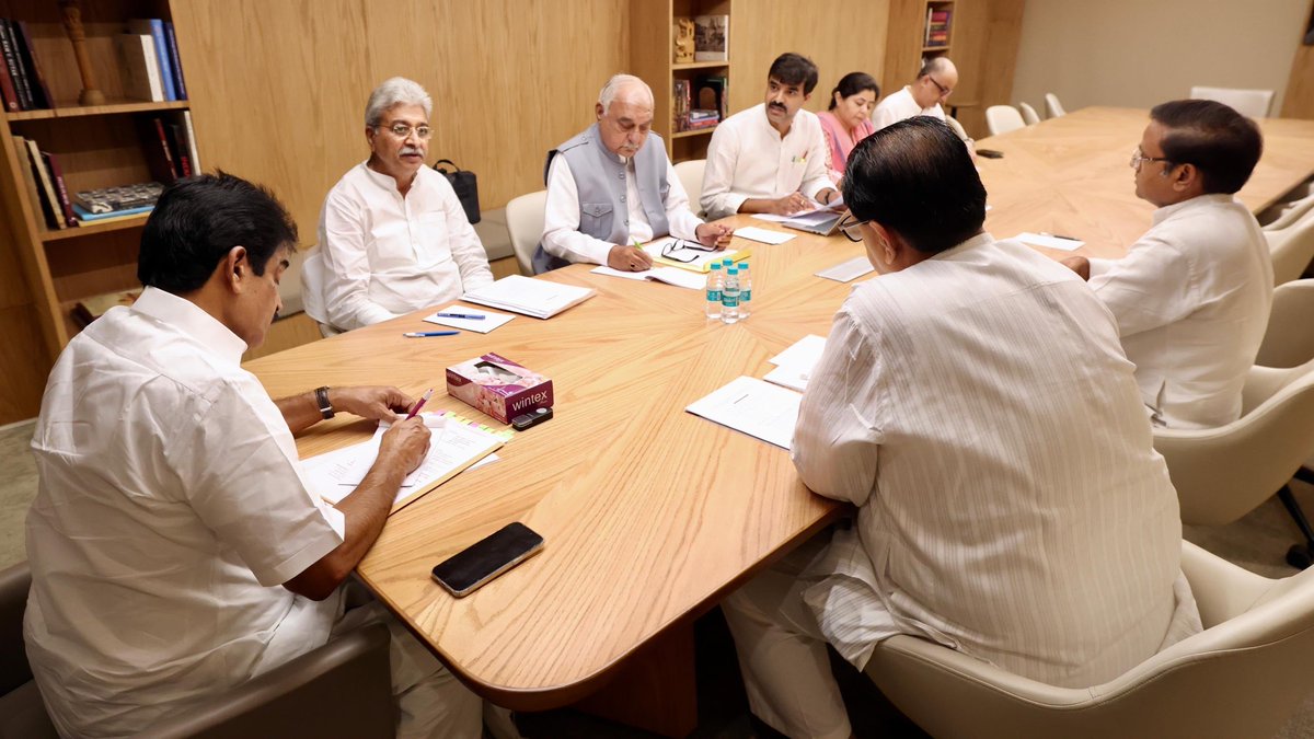 BhupinderShooda's tweet photo. आज इंदिरा भवन, दिल्ली में कांग्रेस संगठन महासचिव @kcvenugopalmp जी की अध्यक्षता में आयोजित हरियाणा प्रदेश कांग्रेस कमेटी की बैठक में सम्मिलित हुआ और अपने विचार रखे।

बैठक में @INCHaryana प्रभारी @SanjaySDutt जी, PCC अध्यक्ष @raonarenderinc जी समेत संबंधित AICC सचिव उपस्थित रहे। https://t.co/shcnwvIPAU
