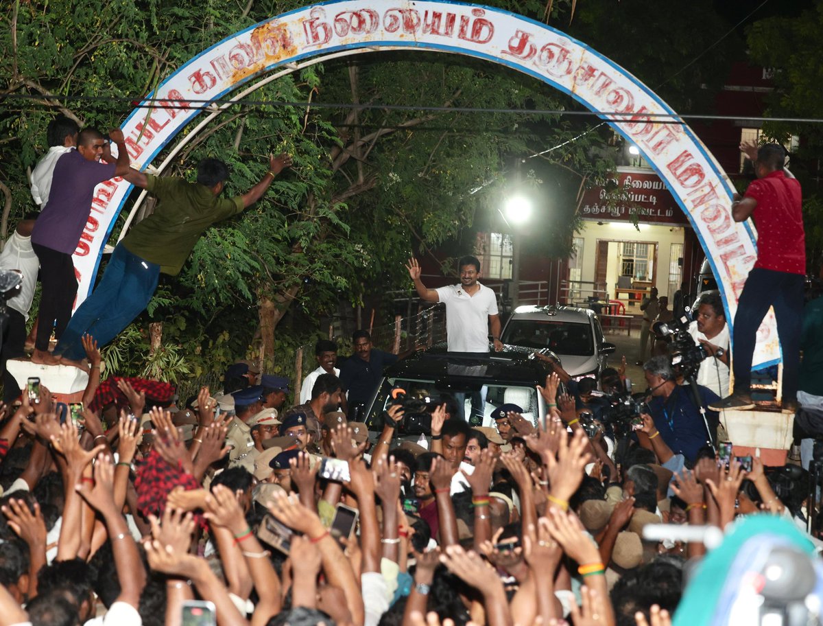 Alien18R's tweet photo. கவர்ச்சிக்கு அடிமையான காஜிக்கூட்டத்தையும், குழந்தைகளையும் manipulate செய்யும் influencer marketing இல் திமுக தோற்றிருக்கலாம். 

ஆனால் அதனுடன் ஆங்கார அரசியல் செய்ய இறங்கினால்.. ரிசல்ட் இப்படித்தான் இருக்கும்.

ஆட்சிக்குத்தான் தேர்தல்… அதிகாரத்தை ஆட்டம் காணவைக்கக் கழகம் போதும். https://t.co/K7gIcm2QEp