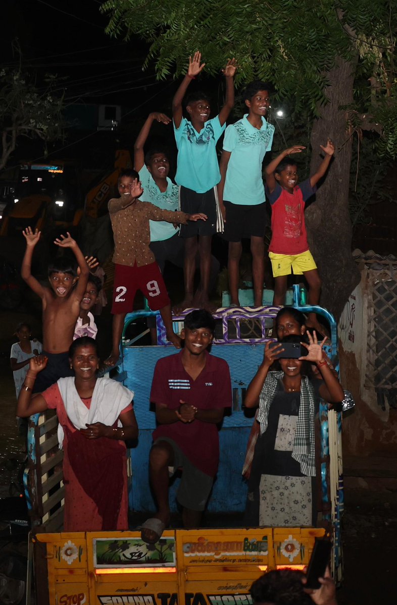 Alien18R's tweet photo. கவர்ச்சிக்கு அடிமையான காஜிக்கூட்டத்தையும், குழந்தைகளையும் manipulate செய்யும் influencer marketing இல் திமுக தோற்றிருக்கலாம். 

ஆனால் அதனுடன் ஆங்கார அரசியல் செய்ய இறங்கினால்.. ரிசல்ட் இப்படித்தான் இருக்கும்.

ஆட்சிக்குத்தான் தேர்தல்… அதிகாரத்தை ஆட்டம் காணவைக்கக் கழகம் போதும். https://t.co/K7gIcm2QEp