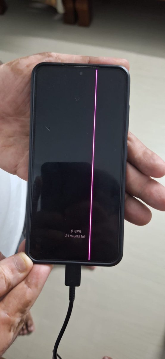 SHarishk_sandy's tweet photo. @SamsungIndia @SamsungMobile @Samsung @jagograhakjago
Update caused pink line on pristine Galaxy S23. Service center issued Job Card [4439799874] confirming ZERO physical damage. Yet desk blamed "pocket brightness" to deny repair due to a July 14 warranty lapse. https://t.co/ZOrSYsy4kN