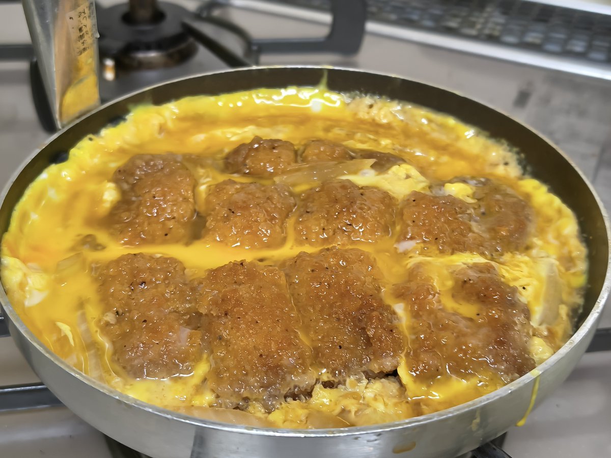 nesanossan's tweet photo. 増量ファミチキで鶏カツ丼に|ω･`)盛り付けに失敗してグチャってるのは突っ込まないように←味は文句ない https://t.co/yFO372DKLe