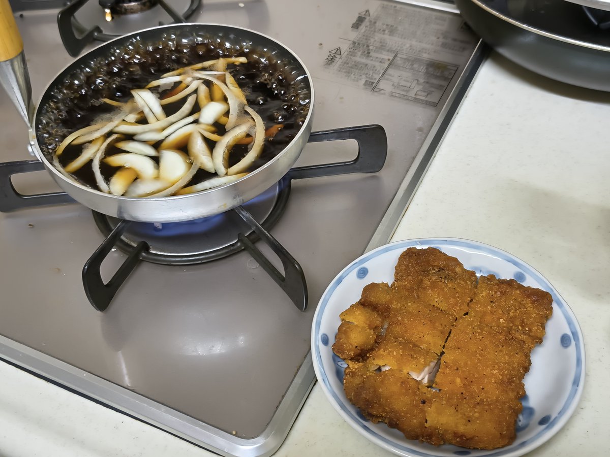nesanossan's tweet photo. 増量ファミチキで鶏カツ丼に|ω･`)盛り付けに失敗してグチャってるのは突っ込まないように←味は文句ない https://t.co/yFO372DKLe