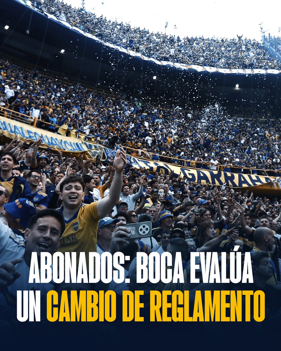 PlanetaBoca's tweet photo. 🔵 EL CAMBIO DE REGLAMENTO QUE EVALÚA BOCA PARA LOS ABONADOS A PLATEAS

Boca busca regularizar la situación de los socios que cuentan con abono a platea. A continuación, el detalle clave de lo que se está conversando puertas adentro:

- Los propietarios de los abonos deberán armar una lista de 5 personas (número aproximado) que sean socias activas o adherentes para poder cederles el abono en caso de no asistir a un partido.

- En caso de no poder concurrir a un partido, los abonados tendrán que elegir a alguno de los 5 socios (número aproximado) para que ocupen su lugar en la butaca correspondiente o cederlo mediante el "Abono Solidario". 

- Con esto se lograría que la transferencia siempre sea a un socio/a de Boca.
