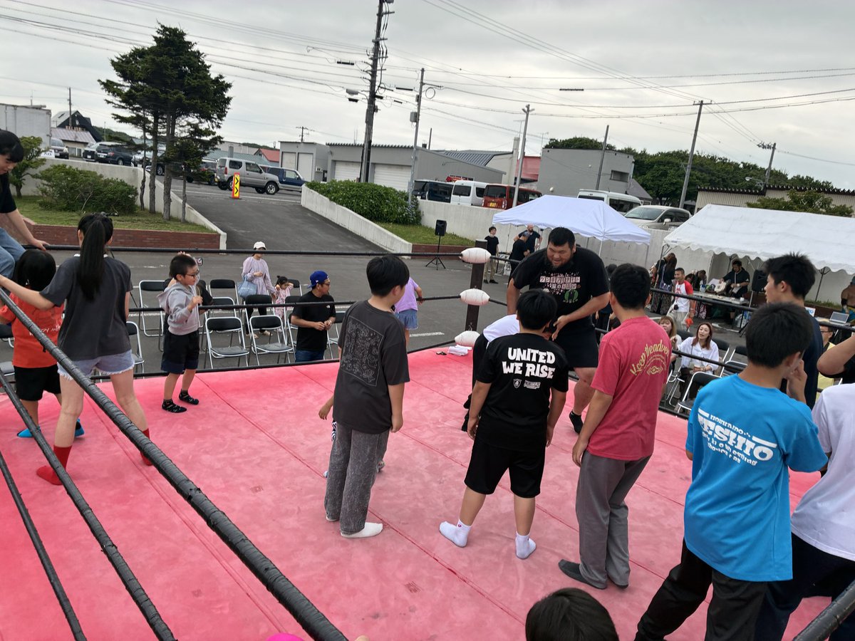 hpw2004's tweet photo. 天塩町ビアガーデンプロレス2026！
試合後はリング開放！
子供たちがたくさん遊んで大はしゃぎでした！
最後は 北海道をなまら元気に！で写真撮影！
#北都プロレス #北海道をなまら元気に #天塩 #天塩町 https://t.co/4VujIMZ70Y