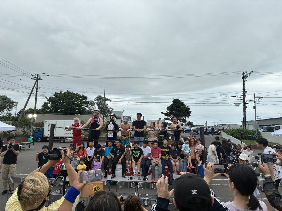 hpw2004's tweet photo. 天塩町ビアガーデンプロレス2026！
試合後はリング開放！
子供たちがたくさん遊んで大はしゃぎでした！
最後は 北海道をなまら元気に！で写真撮影！
#北都プロレス #北海道をなまら元気に #天塩 #天塩町 https://t.co/4VujIMZ70Y