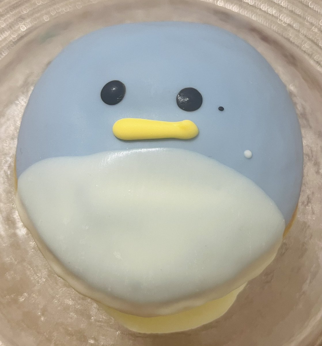 high_bar_a's tweet photo. クリスピークリームのペンギンドーナツもぐもぐ https://t.co/6fihDfHnOB