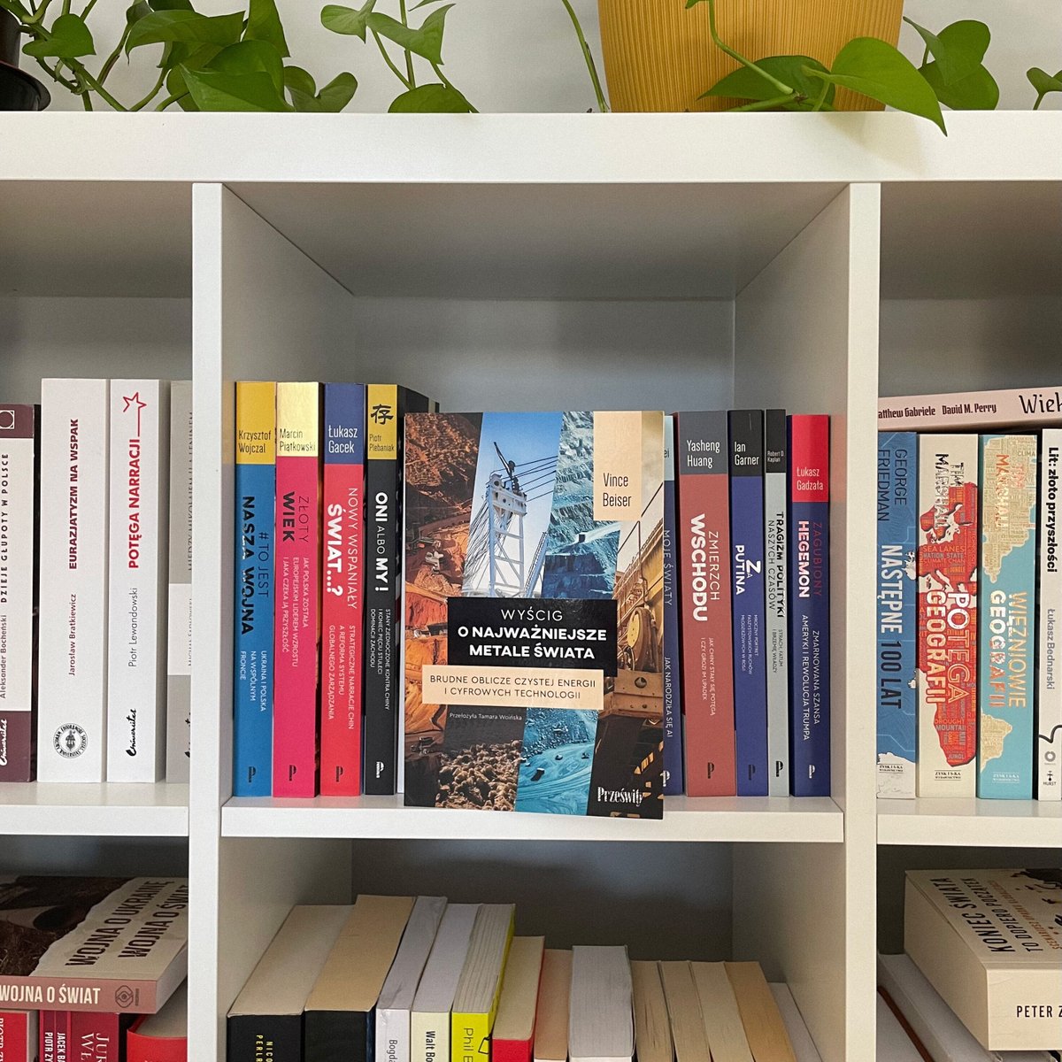 Ukladsil's tweet photo. 📚 “Wyścig o najważniejsze metale świata” Vince Beiser

Transformacja energetyczna i rewolucja cyfrowa mają swoją ukrytą cenę. Każdy smartfon, samochód elektryczny, serwer obsługujący sztuczną inteligencję czy instalacja fotowoltaiczna zaczynają się nie od fabryki, lecz od kopalni.

Wyścig o najważniejsze metale świata Vince'a Beisera pokazuje kulisy globalowej rywalizacji o lit, kobalt, miedź, nikiel i metale ziem rzadkich – surowce, bez których nie powstanie ani gospodarka niskoemisyjna, ani nowoczesne technologie. Autor, nagradzany dziennikarz, przemierza świat, rozmawiając z górnikami, przedsiębiorcami, naukowcami i politykami, by pokazać, kto naprawdę płaci za cyfrową i zieloną rewolucję.

To opowieść o nowych geopolitycznych zależnościach, rosnącej rywalizacji mocarstw, wydobyciu na dnie oceanów, recyklingu elektroniki oraz kosztach środowiskowych i społecznych, które często pozostają niewidoczne dla konsumentów. Beiser nie poprzestaje jednak na diagnozie – analizuje także rozwiązania, które mogą ograniczyć negatywne skutki wyścigu o strategiczne surowce.

W świecie, w którym dostęp do metali krytycznych staje się równie istotny jak kiedyś dostęp do ropy naftowej, zrozumienie ich znaczenia jest niezbędne do zrozumienia współczesnej gospodarki, geopolityki i przyszłości transformacji energetycznej.

To lektura dla wszystkich, którzy chcą wiedzieć, co naprawdę napędza XXI wiek – i jakie konsekwencje niesie globalny wyścig o najcenniejsze zasoby naszej epoki.

#BibliotekaUkładuSił

Pamiętajcie, że kupując książki w naszej księgarni, wspieracie naszą pracę.🤝

https://t.co/fxYFqpHjcm