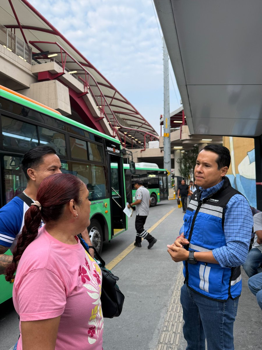 QuePasaEnSN's tweet photo. El alcalde @daniel_carrillo recorrio está mañana la ruta Prados del Nogalar, un camión diseñado para conectar a los vecinos con la estación del Transmetro en el Hospital Metropolitano.
Colonias beneficiadas: Carmen Romano, 4 de Octubre, La Azteca, Prados  y Floridos Bosques. https://t.co/ODmxJ9MGbX