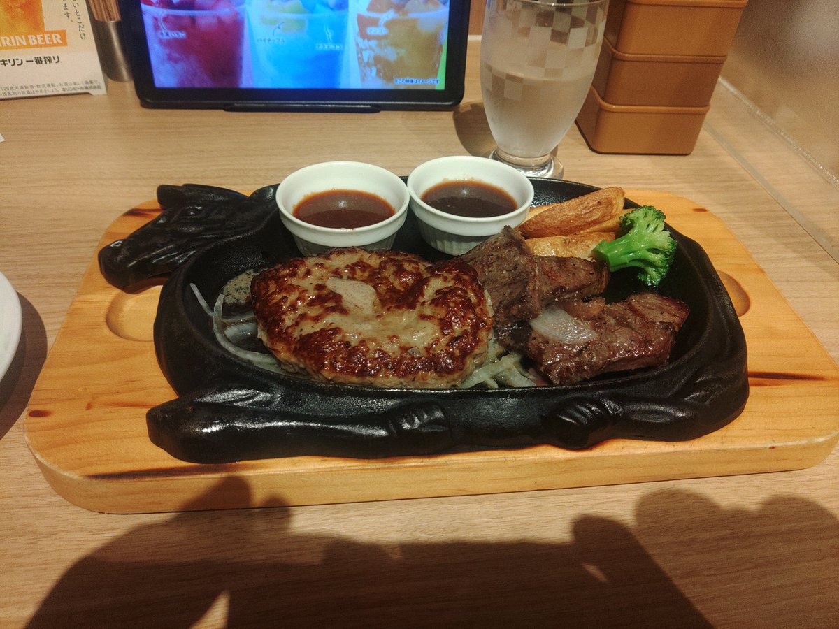 fe8motor's tweet photo. 月曜の十五時から働いてようやく退社。その間おにぎり2個とお菓子しか食べてないので肉だ！って事で八幡のビッグボーイだ！サラダバーも付けたがそんなに喰えない…けどサラダもスープもご飯もちょっとずつお代わりしたよ。すぐお腹一杯になるので損した気分になるぜ。悲しい😢 https://t.co/F0wV7gkAIe