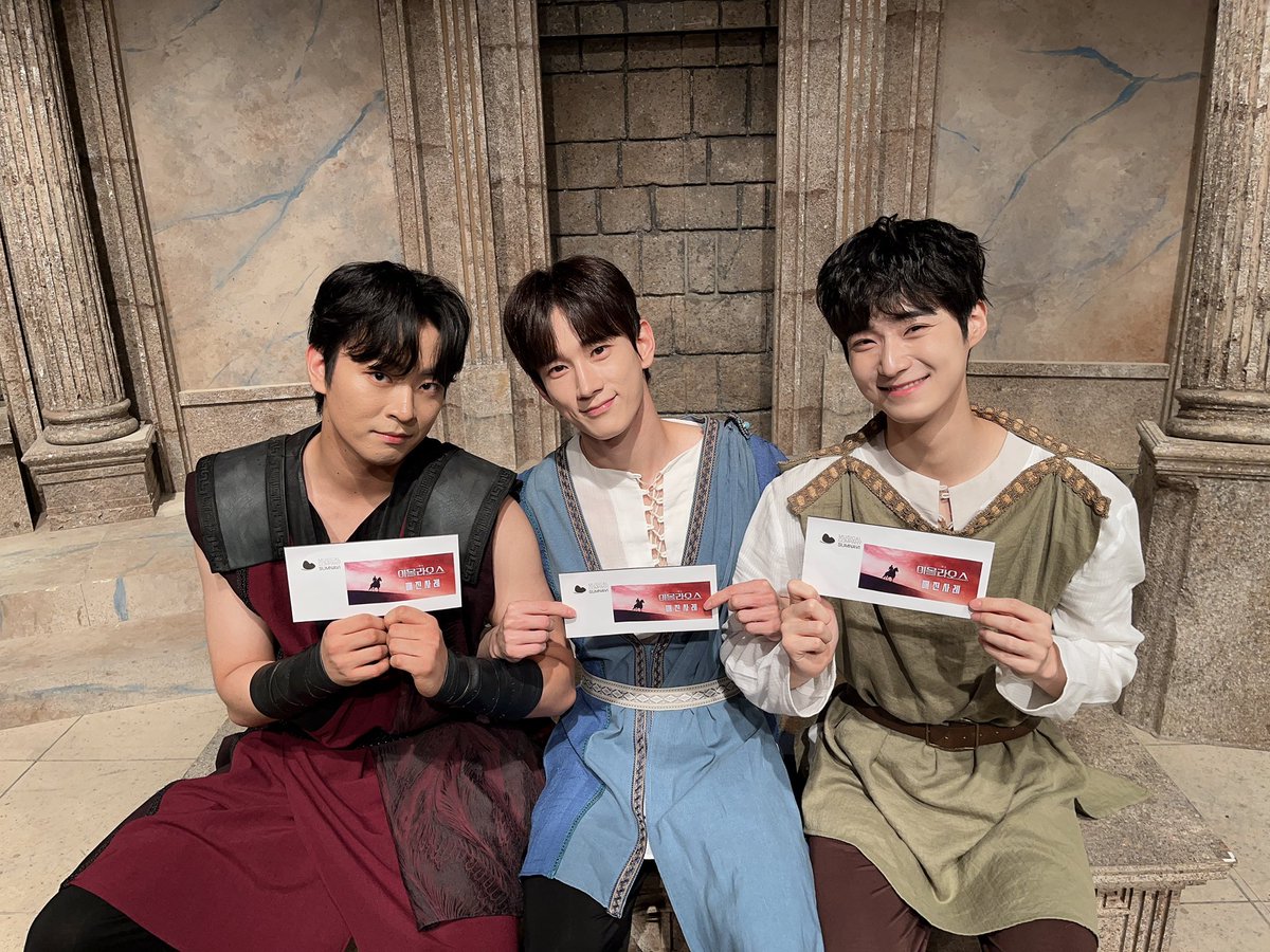 sum_navi's tweet photo. 연극[#이올라오스] 
🏛️전석매진 만원사례

“ 나가서 온몸으로 바람을 맞으며 달리는 거야. 매진으로. ”

시민 여러분들의 성원에 힘입어
금일 8/4(화) 8시 공연이 매진되었습니다!

무더운 날씨에도 테베를 찾아주신 시민 여러분들께 진심으로 감사드립니다. 

테베를 위하여!⚔️
-
2026.06.21 - 09.06
예스24아트원 3관
-
#섬으로간나비 #연극이올라오스