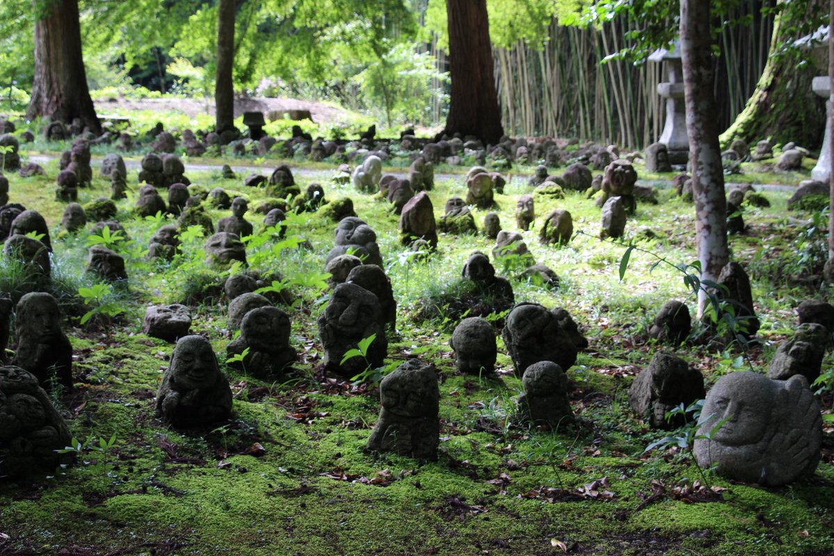 五百羅漢 普門寺参道の両脇に雑然と並ぶ石仏群。東日本大震災による