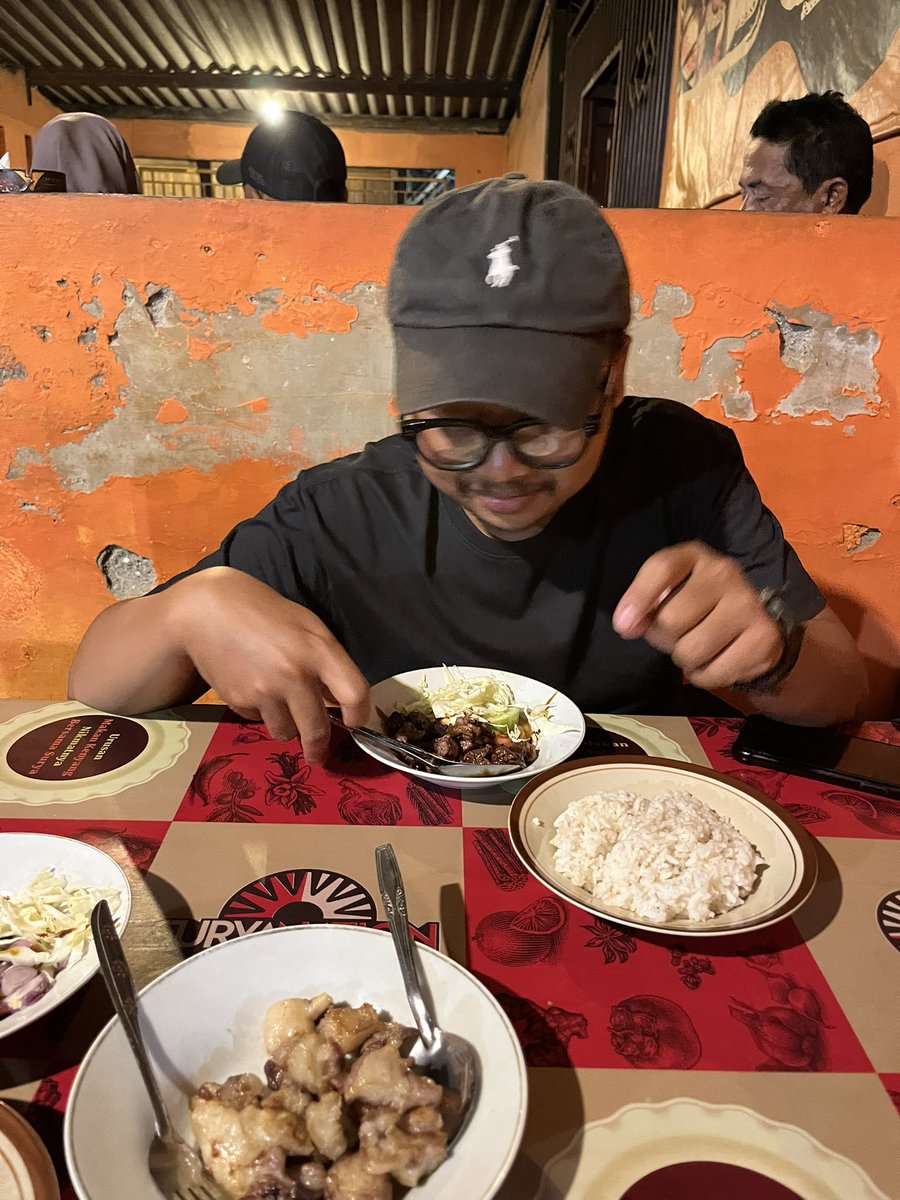 illuviata's tweet photo. potret manusya sibux yang meluangkan waktu bwat nurutin bm pacarnya makan kronyos goreng >< xixii https://t.co/GPE7F3iunl
