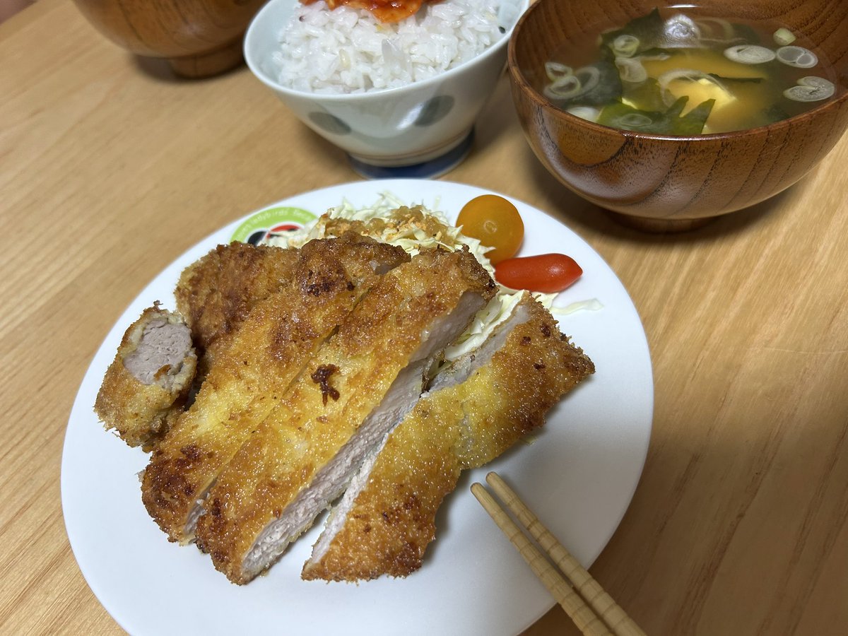 JURIco0101's tweet photo. このくっそ暑いのに
わたしはカツブーム🐷🔥
ちゃんと #にんにく塩 で下味付けて油で揚げて。
今日はロースとヒレ👊💗
写真撮る角度の間違いに気付いたのは、
食べ終わってからだった🫶
 #PR  #匠のスパイス https://t.co/VcH1h3LPxR