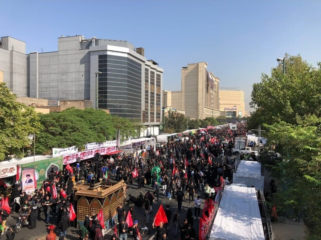 Parvaz981's tweet photo. عشق به حسین ع همه را گرد هم جمع میکند.
#حسین_پناه_ایران
#یا_لثارات_الحسین https://t.co/YiTGS5ry9W