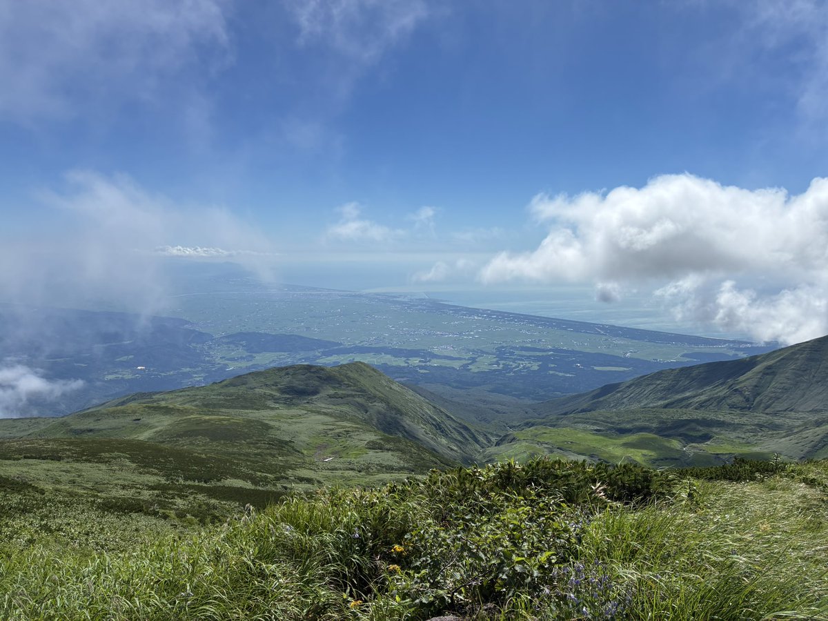 52_ota's tweet photo. 雲の峰　風を慕いて　鳥海山

やった〜😄山形県最高峰の鳥海山登頂しました⛰️

#鳥海山
#日本百名山
#俳句初心者 https://t.co/H1Wi8vLvJS