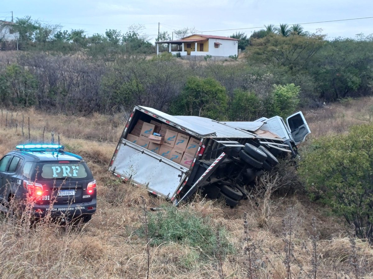 g1rn's tweet photo. PRF apreende dois caminhões com cigarros contrabandeados no interior do RN https://t.co/ET16sDN2vg https://t.co/nv4xTcFjI0