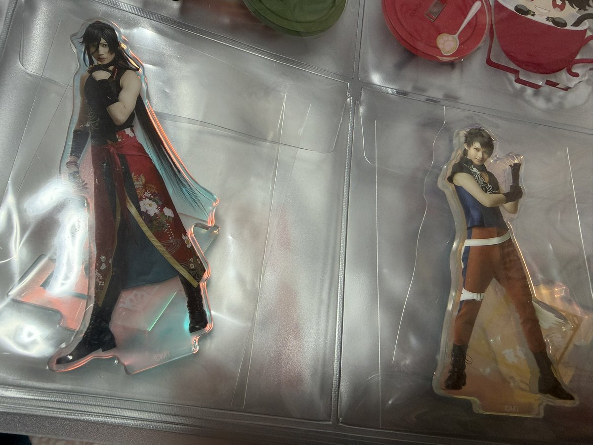 mizuno_0917's tweet photo. 前にも注意喚起されてたけど乱舞祭2022のオーロラアクスタ飾ってる&amp;収納してる人たちは再度確認を…
経年劣化&amp;猛暑でオーロラ加工が溶けてベッタベタになってます😭
これどう保管するのが正解なのかわからんですが一旦くっつかないように台座と本体それぞれOPPに分けてみた https://t.co/oGRS2FdY3R