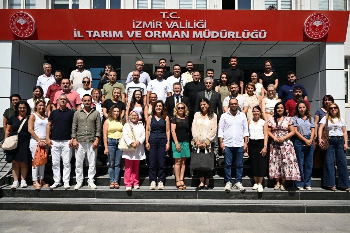 izmirtarim's tweet photo. 📢 İletişim ve Protokol Kuralları Eğitimi Gerçekleştirildi

İl Müdürlüğümüz toplantı salonunda, 30 İlçe Tarım ve Orman Müdürlüğümüzün Enformasyon biriminde görev yapan personelin katılımıyla “İletişim ve Protokol Kuralları Eğitimi” gerçekleştirdik.

🎯 Eğitimde; etkili iletişim, kurumsal temsil, protokol kuralları ve kurum içi ve dışı iletişimde dikkat edilmesi gereken hususlar ele alındı.

İl Müdürümüz Kahraman AKDOĞAN da eğitime iştirak ederek personelimizle bir araya geldi.

Eğitimi gerçekleştiren Eğitim Koordinatörü Gamze ERDOĞRUL katkıları ve emekleri dolayısıyla teşekkür ederiz.

@ibrahimyumakli
@TCTarim
@tobeydb
@drsuleymanelban
@izmirvaliligi
@KahramanAKDGN53