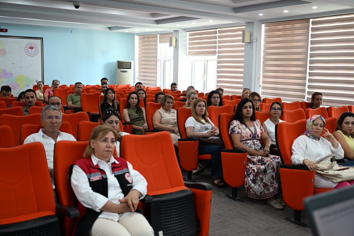 izmirtarim's tweet photo. 📢 İletişim ve Protokol Kuralları Eğitimi Gerçekleştirildi

İl Müdürlüğümüz toplantı salonunda, 30 İlçe Tarım ve Orman Müdürlüğümüzün Enformasyon biriminde görev yapan personelin katılımıyla “İletişim ve Protokol Kuralları Eğitimi” gerçekleştirdik.

🎯 Eğitimde; etkili iletişim, kurumsal temsil, protokol kuralları ve kurum içi ve dışı iletişimde dikkat edilmesi gereken hususlar ele alındı.

İl Müdürümüz Kahraman AKDOĞAN da eğitime iştirak ederek personelimizle bir araya geldi.

Eğitimi gerçekleştiren Eğitim Koordinatörü Gamze ERDOĞRUL katkıları ve emekleri dolayısıyla teşekkür ederiz.

@ibrahimyumakli
@TCTarim
@tobeydb
@drsuleymanelban
@izmirvaliligi
@KahramanAKDGN53
