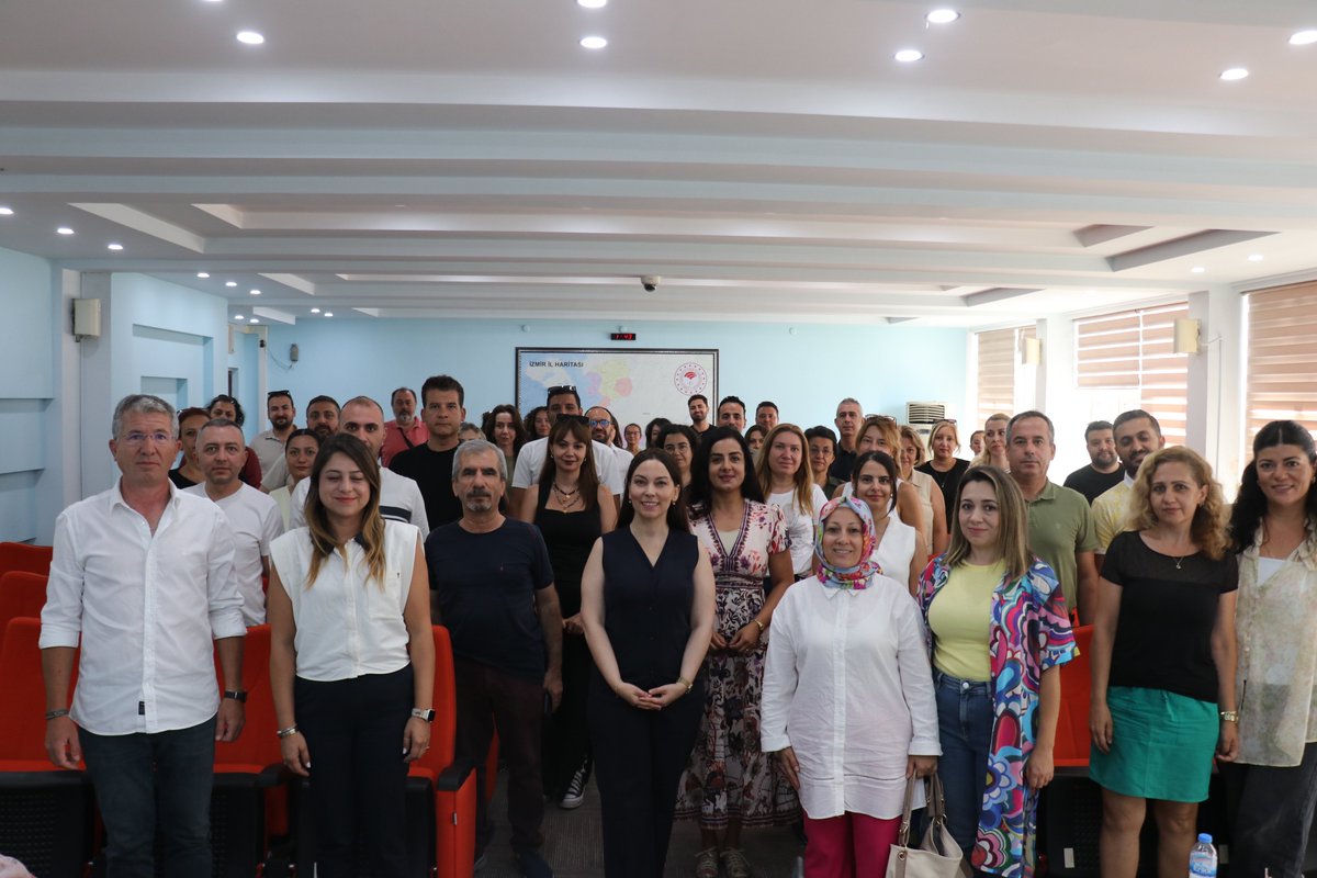 izmirtarim's tweet photo. 📢 İletişim ve Protokol Kuralları Eğitimi Gerçekleştirildi

İl Müdürlüğümüz toplantı salonunda, 30 İlçe Tarım ve Orman Müdürlüğümüzün Enformasyon biriminde görev yapan personelin katılımıyla “İletişim ve Protokol Kuralları Eğitimi” gerçekleştirdik.

🎯 Eğitimde; etkili iletişim, kurumsal temsil, protokol kuralları ve kurum içi ve dışı iletişimde dikkat edilmesi gereken hususlar ele alındı.

İl Müdürümüz Kahraman AKDOĞAN da eğitime iştirak ederek personelimizle bir araya geldi.

Eğitimi gerçekleştiren Eğitim Koordinatörü Gamze ERDOĞRUL katkıları ve emekleri dolayısıyla teşekkür ederiz.

@ibrahimyumakli
@TCTarim
@tobeydb
@drsuleymanelban
@izmirvaliligi
@KahramanAKDGN53