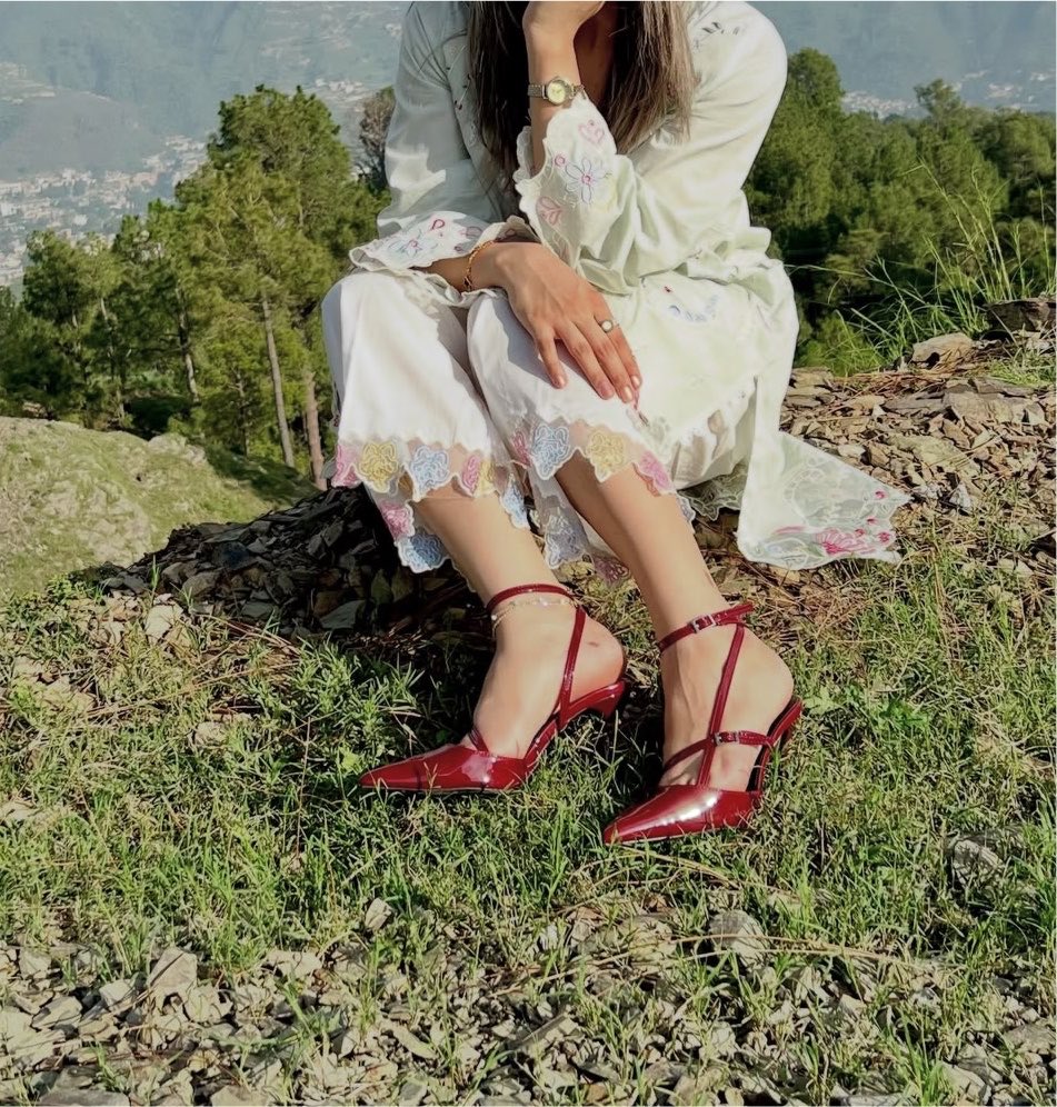 Missiryasharma's tweet photo. Who want to lick my red #highheels
Inbox for booking slot 
Real session going on #new Delhi https://t.co/EhwWFUokcb