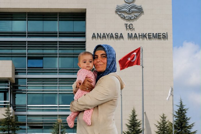 odakdunyam's tweet photo. Emine Sarıoğlu ve 2 yaşındaki kızı Azra artık özgür 🕊️

Azra, cezaevinde hastaneye götürülen kadınlara kelepçe takıldığını görünce, kendisine de takılacağını düşünerek minik ellerini uzatmıştı. https://t.co/x51p36fzwx