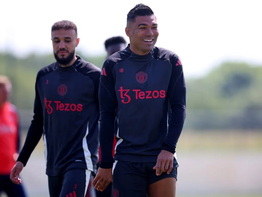 IDbenchwarmers's tweet photo. Setelah musim lalu training kitnya "bersih" dari sponsor, per musim ini, perusahaan judi B*tway akan masuk menjadi sponsor di training kit Manchester United. Kesepakatan ini akan berlangsung hingga beberapa musim ke depan.

B*tway akan menjadi brand keempat yang menjadi sponsor di training kit Man United setelah perusahaan logistik DHL (2011-2013),  perusahaan jasa profesional Aon (2013-2021), dan jaringan blockchain open-source Tezos (2022-2025).